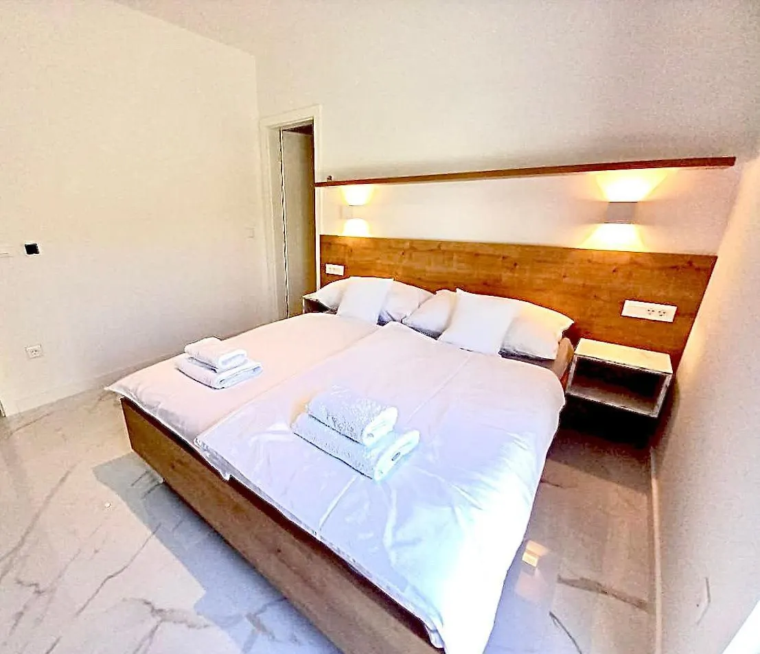 Luxury Beachfront Apartment With Private Pool, ווינייראץ 0*,  קרואטיה