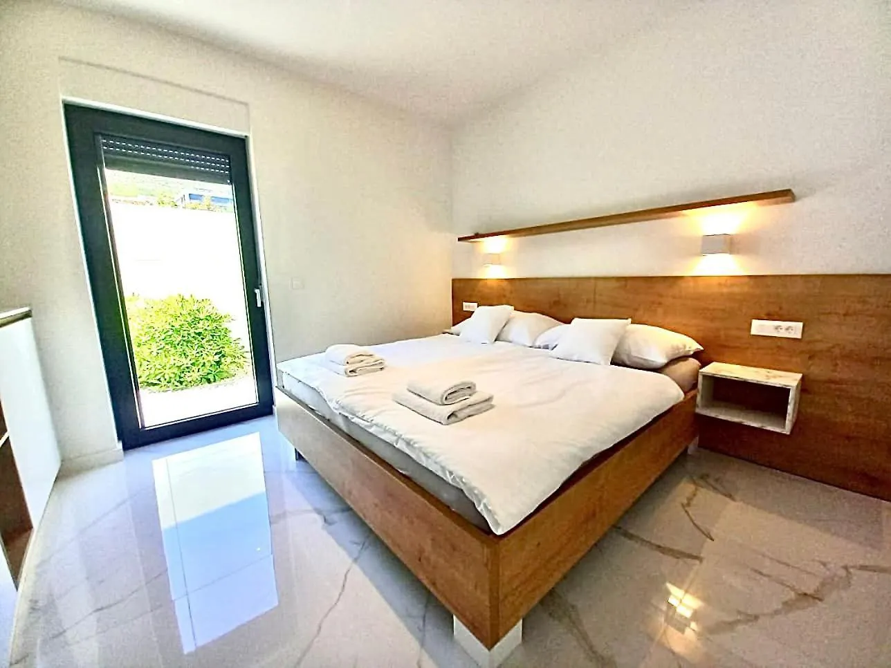Luxury Beachfront Apartment With Private Pool, ווינייראץ