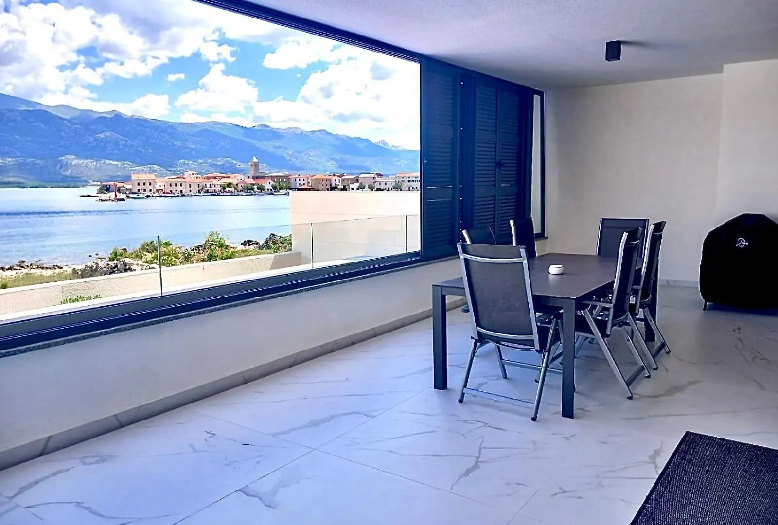 Luxury Beachfront Apartment With Private Pool, ווינייראץ קרואטיה